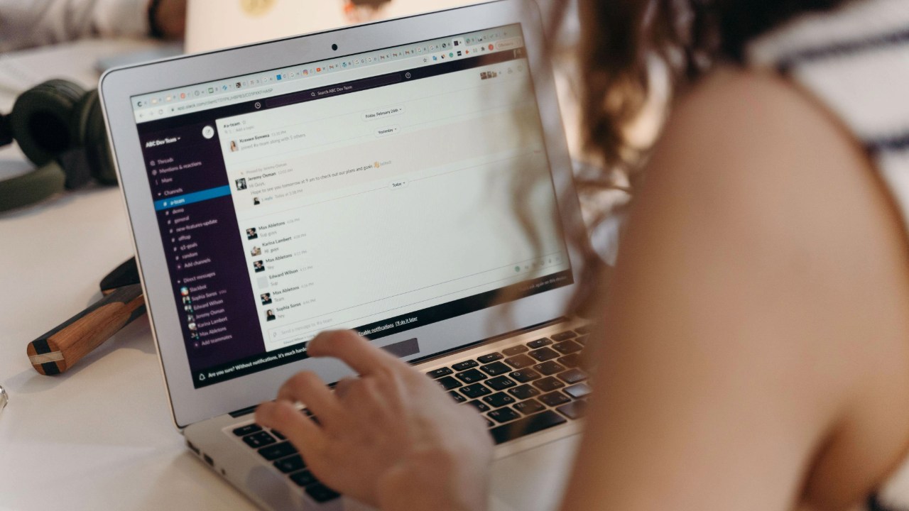 Développement Web Sur-Mesure : Pourquoi et Comment Connecter votre Site Internet à votre CRM Métier
